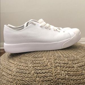Men’s White Low Top Casual Sneaker